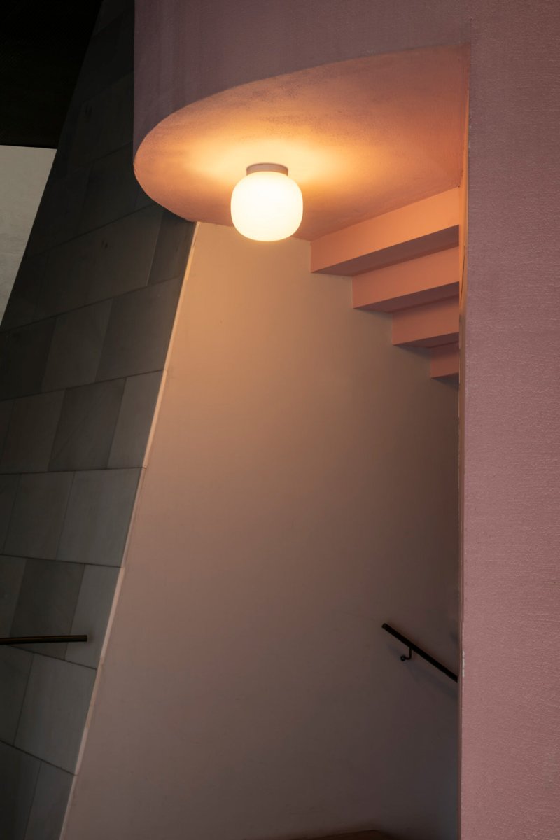 Amelia Ø22 Wit badkamerlamp Van Faro Barcelona - Amelia is een plafondlamp in wit, ontworpen door H&eacute;ctor Serrano, met een lichte en luchtige uitstraling.