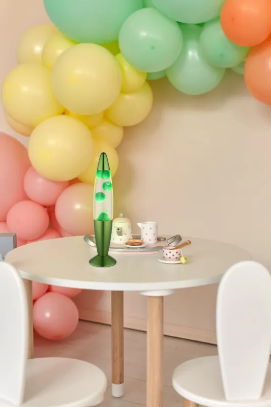 Etna Groente kinderlamp Van Globo Lighting - Etna &auml;r en fascinerande lavalampa med klar v&auml;tska och gr&ouml;nt vax som sm&auml;lter l&aring;ngsamt och skapar hypnotiska ljuseffekter.