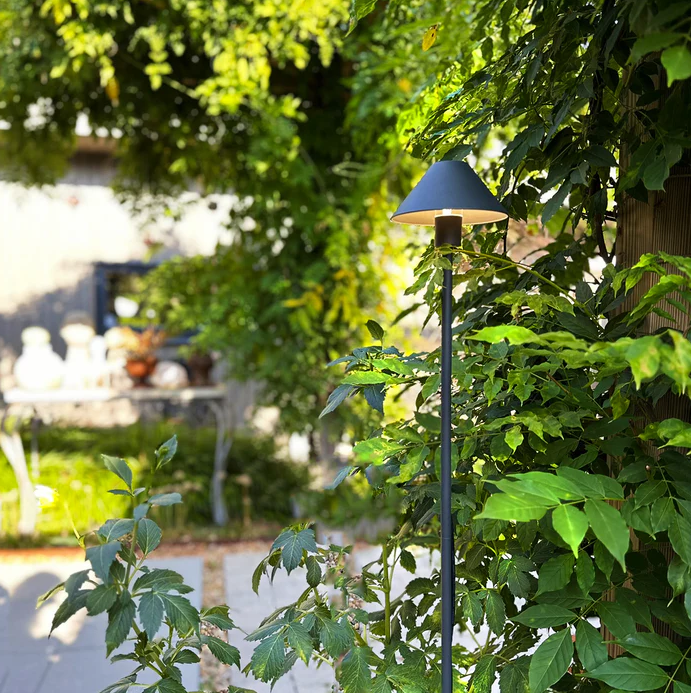 Apollo Flex Donkergrijs Van Lightson - Apollo Flex &auml;r perfekt f&ouml;r dig som &auml;lskar skandinavisk design och letar efter en n&auml;ttare lampa till din kruka, rabatt eller g&aring;ng.