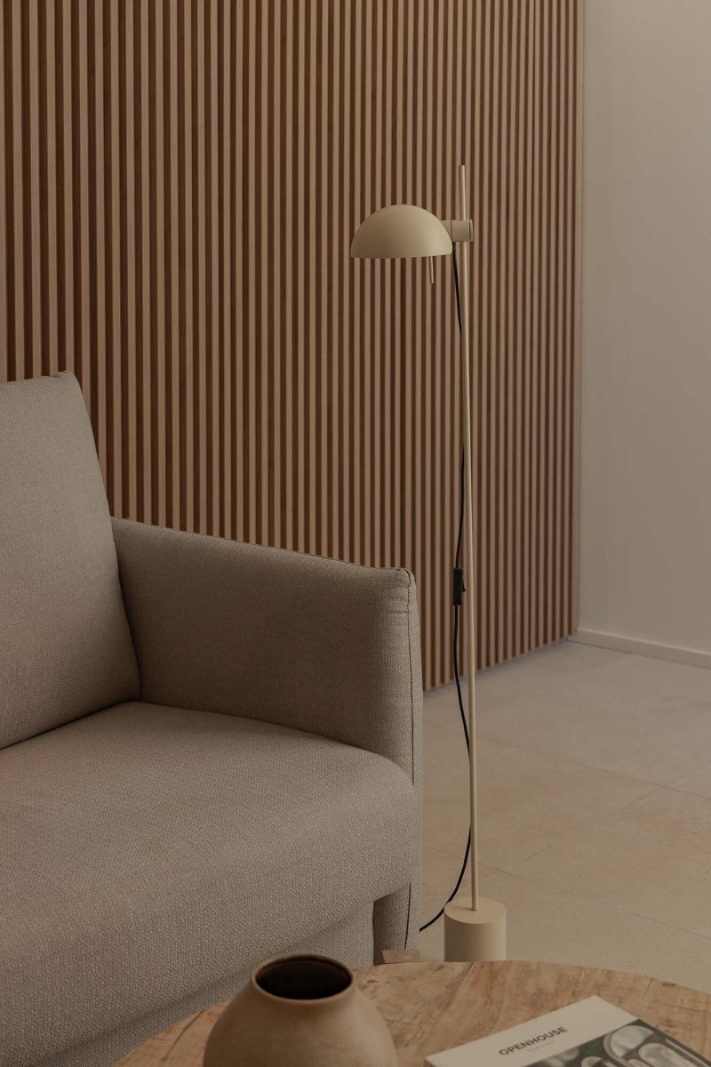 Matilda Beige vloerlamp Van Faro Barcelona - Matilda is een beige staande lamp met een stijlvol, geometrisch design die in elk interieur past.