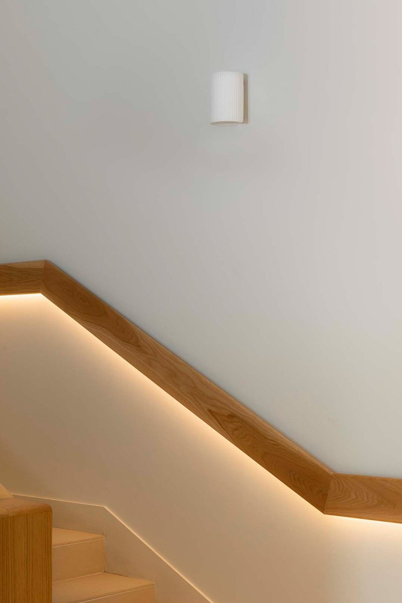 Sole 10cm Wit wandlamp Van Faro Barcelona - Sole is een witte wandlamp met een glad oppervlak die functie en vorm combineert in een compact formaat.