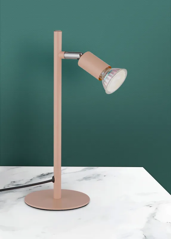 Matrix 30cm Oranje bureaulamp Van Globo Lighting - Den runda basen och det raka metallr&ouml;ret i matt aprikos f&auml;rg ger ett modernt och elegant uttryck.