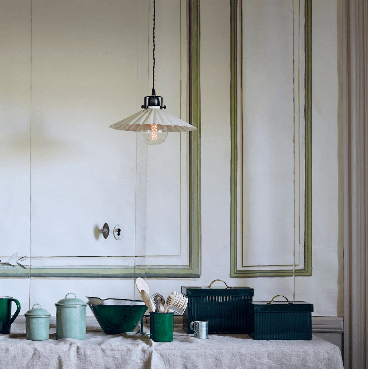 Anita Ø30 Wit raamlamp Van Strömshaga - De lamp heeft geen aansluiting op de muur of het plafond, u kiest dus zelf waar u hem op wilt aansluiten.