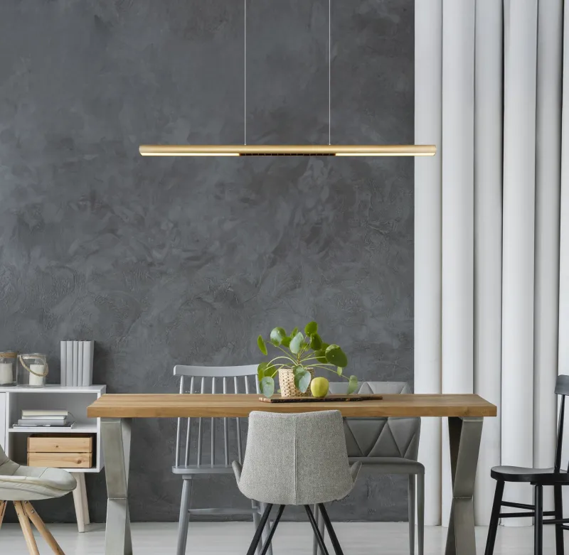 Cody 120cm Goud hanglamp Van Globo Lighting - Lampan &auml;r tillverkad av aluminium i en mattguld finish som ger ett elegant och tidl&ouml;st uttryck som smidigt sm&auml;lter in i olika inredningsstilar, perfekt f&ouml;r stora matbord eller k&ouml;ks&ouml;ar.