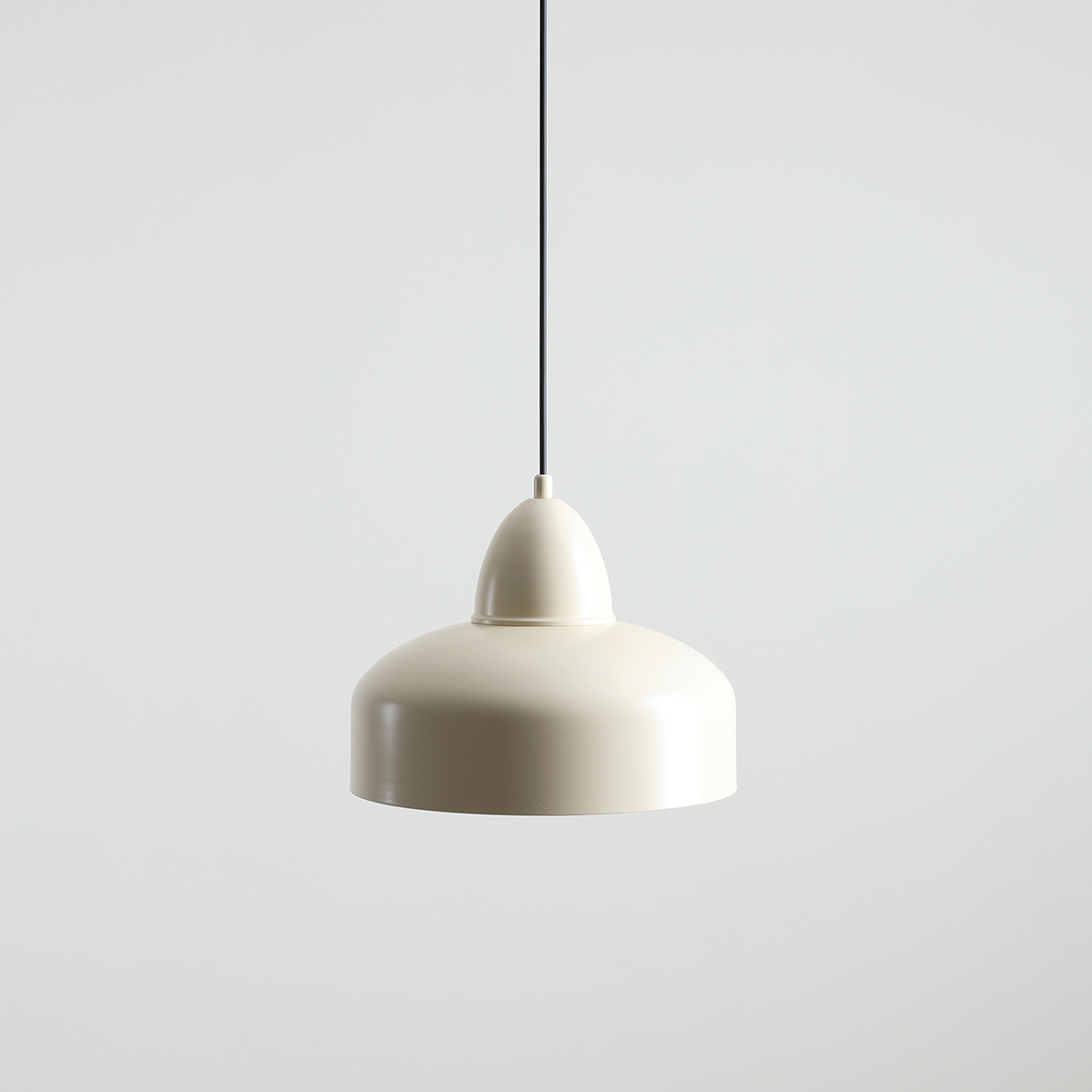 Como Ø30 Crème wit hanglamp Van Artera - Dankzij de minimalistische vorm van de lamp is deze eenvoudig te integreren in verschillende interieurstijlen, van Scandinavische eenvoud tot industriële esthetiek.