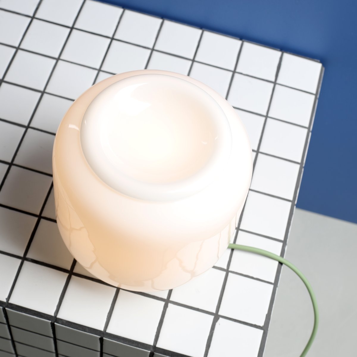 Flask 18cm Wit/groen tafellamp Van Artera - De saliegroene kabel is een mooi kleurrijk detail dat de lamp een harmonieuze en speelse uitstraling geeft.