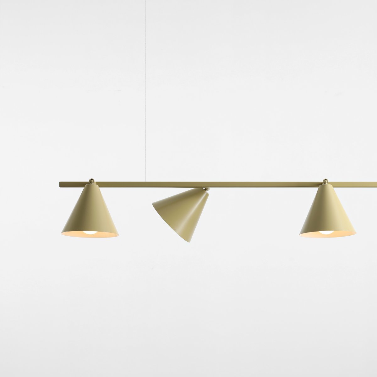Form 120cm Pistache hanglamp Van Artera - De langwerpige vorm wordt gecombineerd met vier kegelvormige kappen in een zachte pistachegroene kleur, wat de lamp een moderne en decoratieve uitstraling geeft.