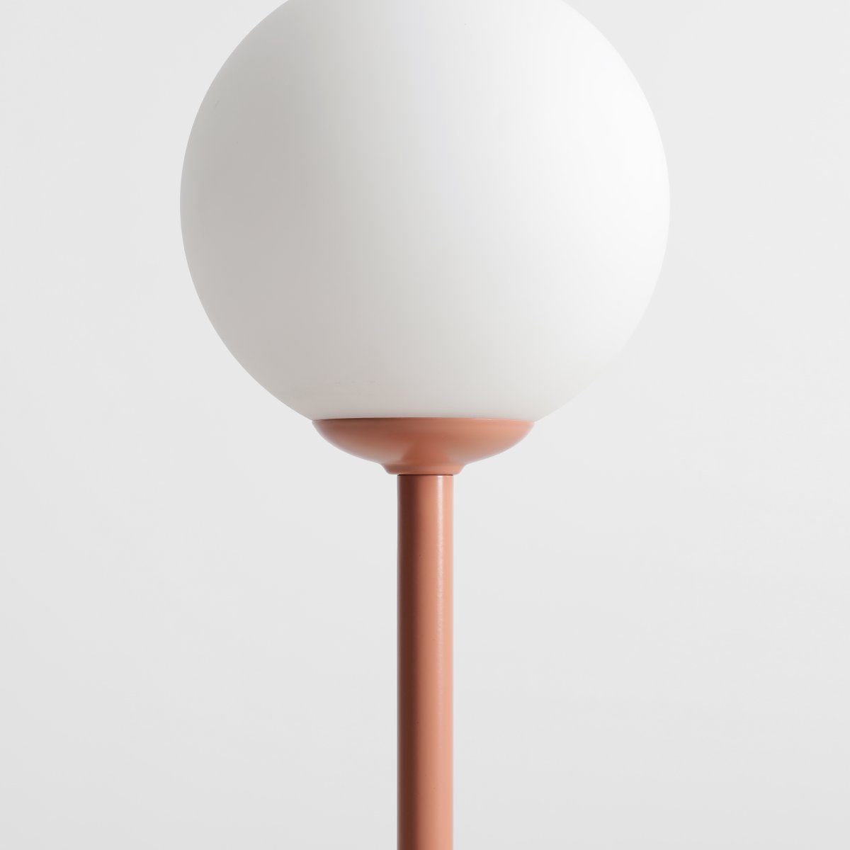 Pinne 35cm Koraal tafellamp Van Artera - De slanke voet van de lamp in een subtiele koraalrode tint geeft hem een moderne uitstraling en is perfect als decoratief detail in zowel de woonkamer, slaapkamer of op het balkon.
