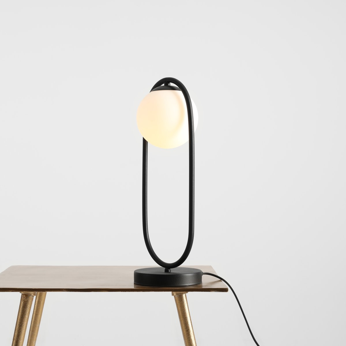 Riva 47cm Zwart tafellamp Van Artera - Dankzij het zwarte frame en de opaalkleurige bol die zacht en aangenaam licht verspreidt, is de lamp een ideale decoratieve lichtbron in zowel de woonkamer, slaapkamer als op de veranda.