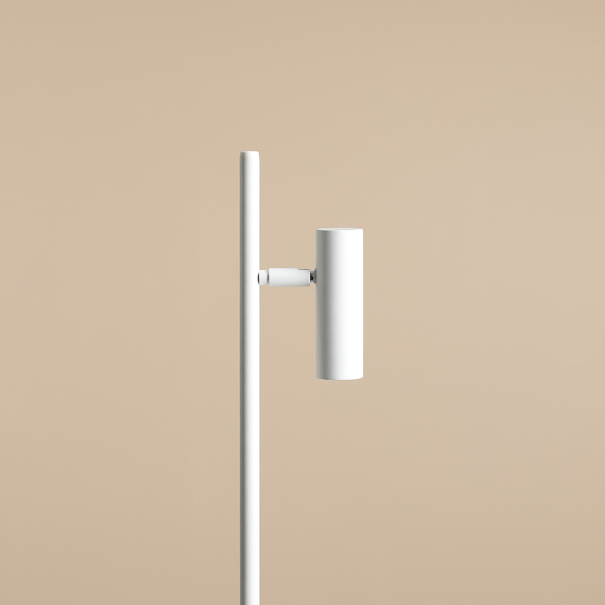 Trevo 54cm Wit bureaulamp Van Artera - De Trevo tafellamp, gemaakt van metaal, heeft een modern en functioneel design.