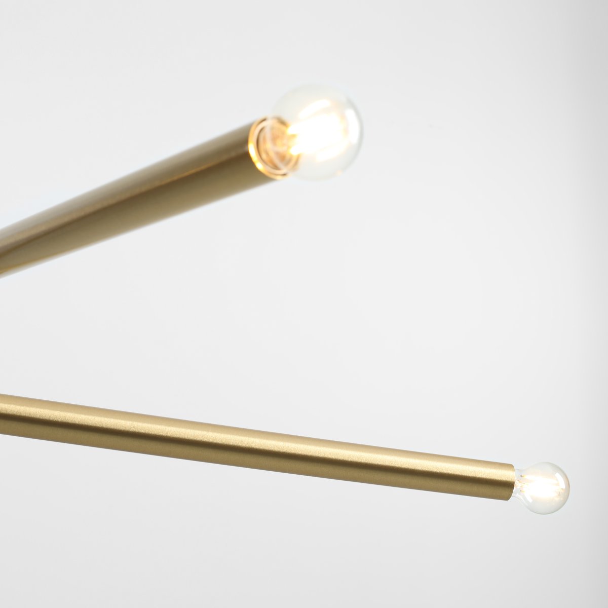 Tubo 4 100cm Messing hanglamp Van Artera - De lamp bestaat uit twee smalle metalen buizen met een elegante messing afwerking, die onder verschillende hoeken zijn geplaatst en zo een spannend en luchtig effect creëren.