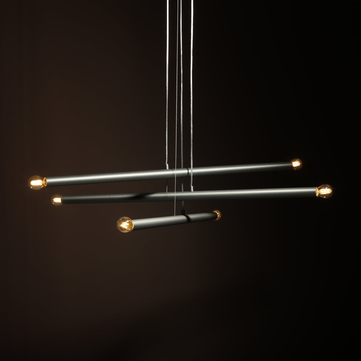Tubo 6 100cm Staal hanglamp Van Artera - De lamp bestaat uit drie smalle metalen buizen met een elegante stalen afwerking, die op verschillende hoogtes en hoeken zijn geplaatst en zo een spannend en luchtig effect cre&euml;ren.