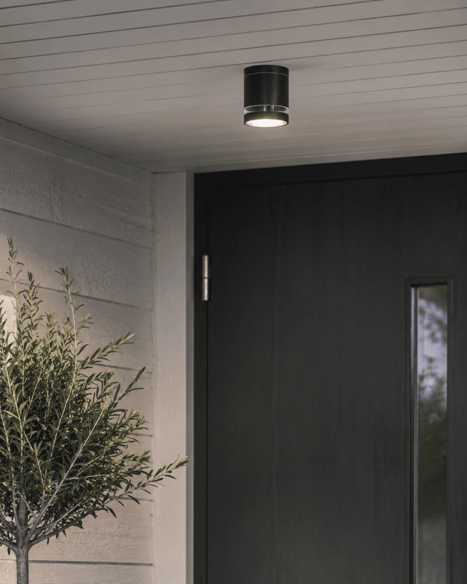Cirkum Ø12 Zwart Van Lampan - De IP54-classificatie betekent dat de lamp bestand is tegen vocht en stof, waardoor het een uitstekende keuze is voor vochtige ruimtes en andere ruimtes waar functionaliteit en duurzaamheid belangrijk zijn.