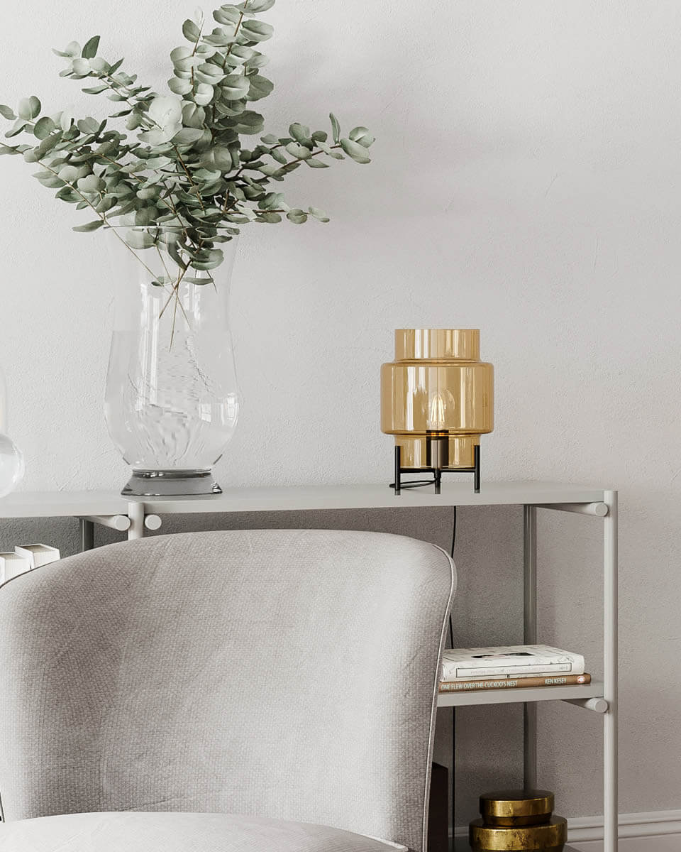 Ebbot 30cm Amber tafellamp Van By Rydéns - Ebbot is een fantastische tafellamp van amberkleurig glas met een matzwarte voet.