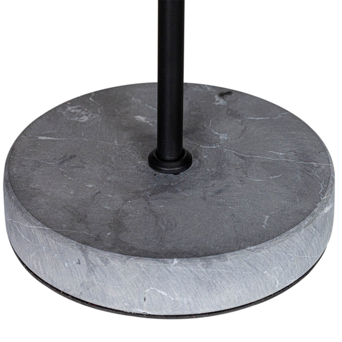 Boyle 60cm Zwart tafellamp Van By Rydéns - Dankzij de mix van grijs marmer, zwart metaal en rookglas past Boyle in de meeste omgevingen, zonder aan karakter in te boeten.