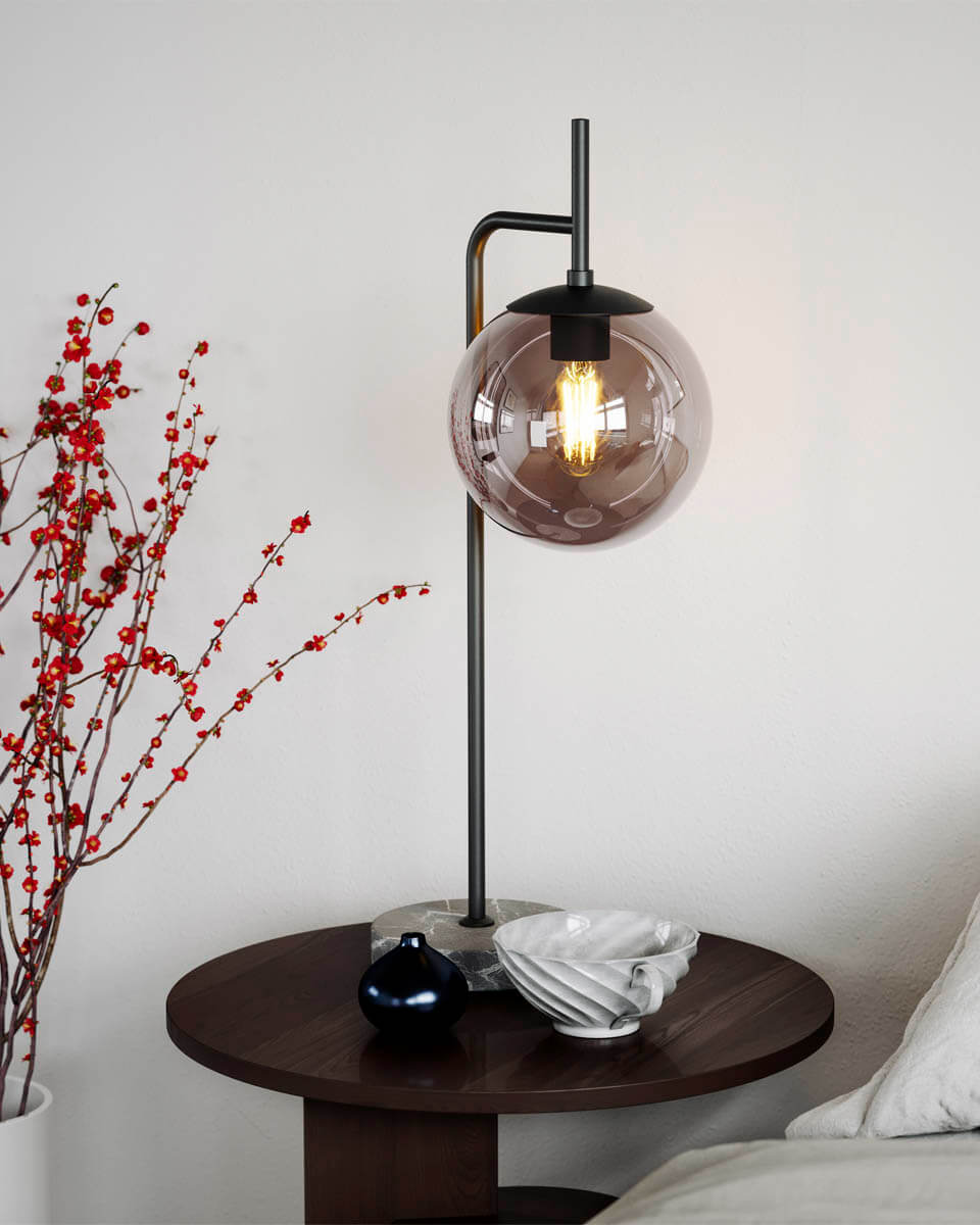 Boyle 60cm Zwart tafellamp Van By Rydéns - Dankzij de mix van grijs marmer, zwart metaal en rookglas past Boyle in de meeste omgevingen, zonder aan karakter in te boeten.