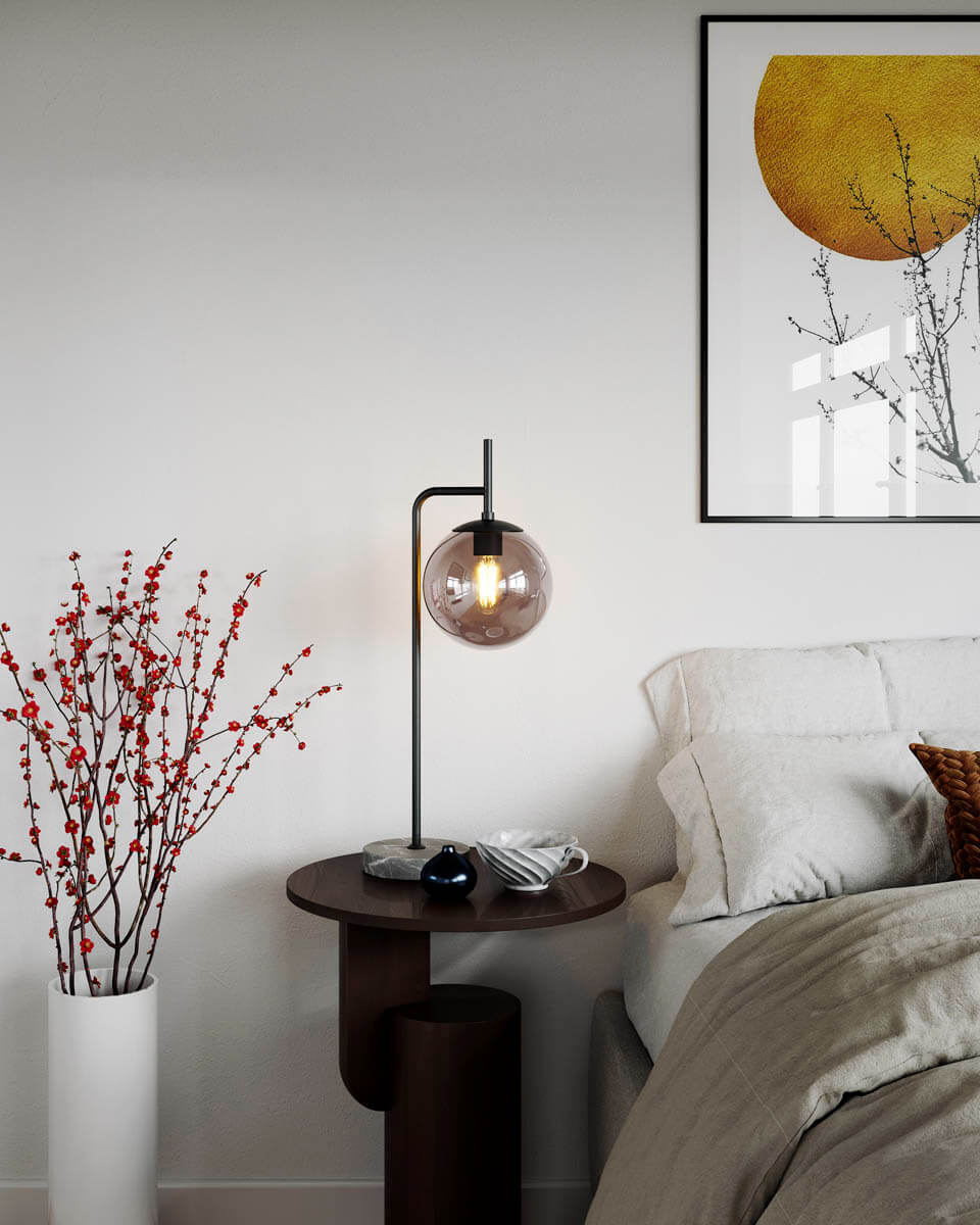Boyle 60cm Zwart tafellamp Van By Rydéns - Dankzij de mix van grijs marmer, zwart metaal en rookglas past Boyle in de meeste omgevingen, zonder aan karakter in te boeten.