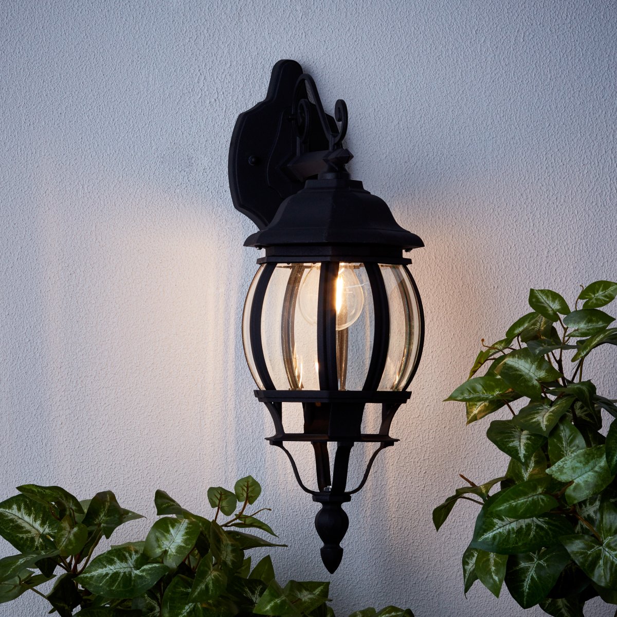 Istria Zwart buitenlamp Van Brilliant - De klassieke buitenwandlamp Istria zorgt voor decoratief licht en meer veiligheid bij de ingang of langs de gevel.