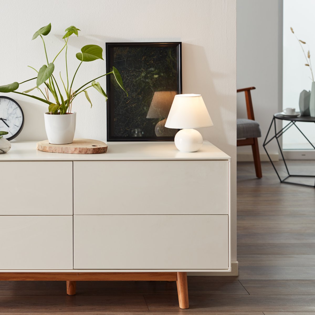 Primo 23cm Wit tafellamp Van Brilliant - Decoratieve tafellamp met een tijdloos design, perfect als nachtkastje of voor het cre&euml;ren van sfeervolle verlichting in uw woonkamer.