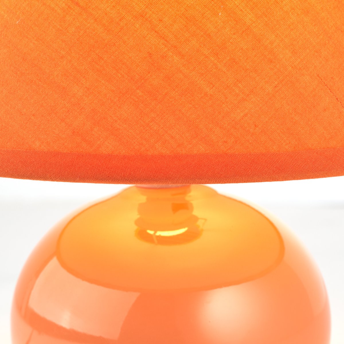 Primo 23cm Oranje tafellamp Van Brilliant - De lamp is voorzien van een praktische aan/uit-schakelaar op het snoer voor eenvoudig gebruik en een 1 meter lange aansluitkabel.