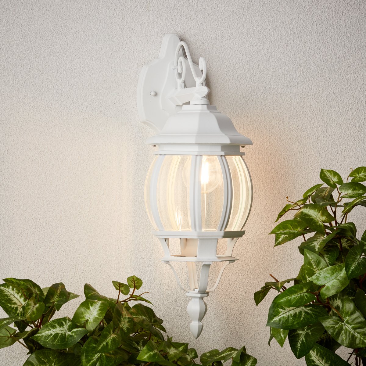 Istria Wit buitenlamp Van Brilliant - De Istria buitenwandlamp in klassieke stijl is perfect voor een entree of als decoratieve verlichting.