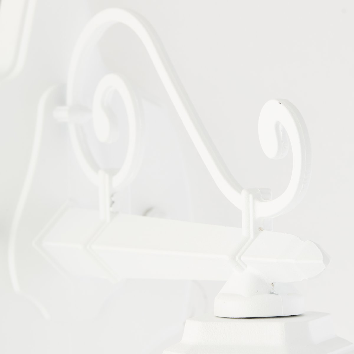 Istria Wit buitenlamp Van Brilliant - De Istria buitenwandlamp in klassieke stijl is perfect voor een entree of als decoratieve verlichting.