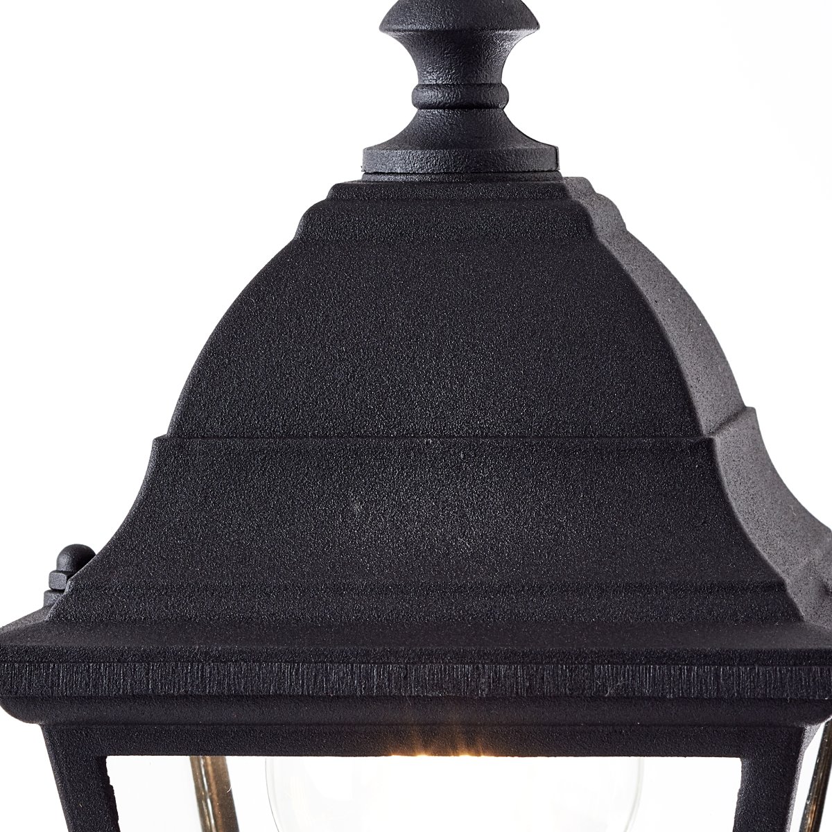 Newport 40cm Zwart Van Brilliant - De lamp heeft een IP23-classificatie, waardoor hij bestand is tegen regen en ideaal is voor gebruik buitenshuis.