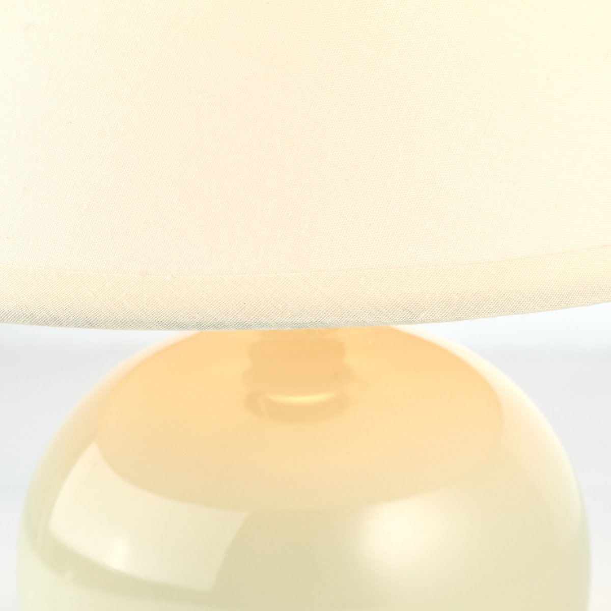 Primo 23cm Beige tafellamp Van Brilliant - Decoratieve tafellamp met een tijdloos design, perfect als nachtkastje of voor het cre&euml;ren van sfeervolle verlichting in uw woonkamer.