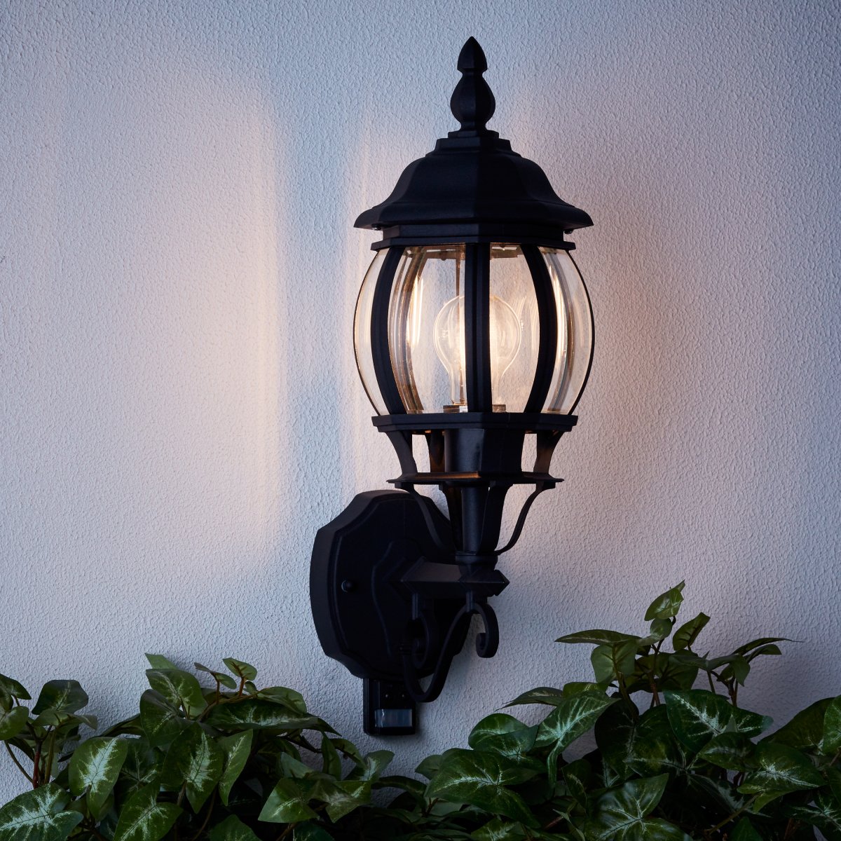 Istria Zwart buitenlamp Van Brilliant - De lamp biedt flexibele instellingen voor de helderheid en de verlichtingstijd.