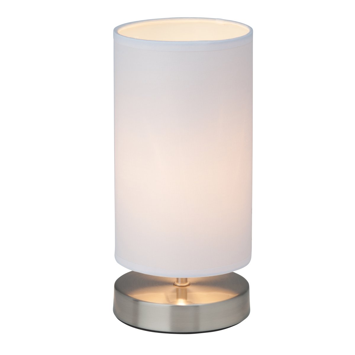 Clarie 25cm Chroom tafellamp Van Brilliant - De lamp heeft een witte textielen kap die zorgt voor een zachte en harmonieuze lichtverdeling.