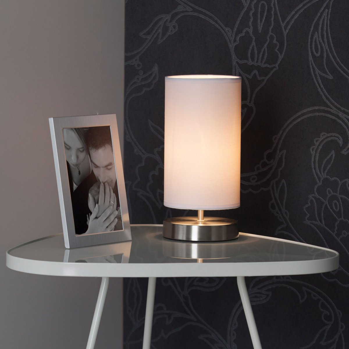 Clarie 25cm Chroom tafellamp Van Brilliant - De lamp heeft een witte textielen kap die zorgt voor een zachte en harmonieuze lichtverdeling.