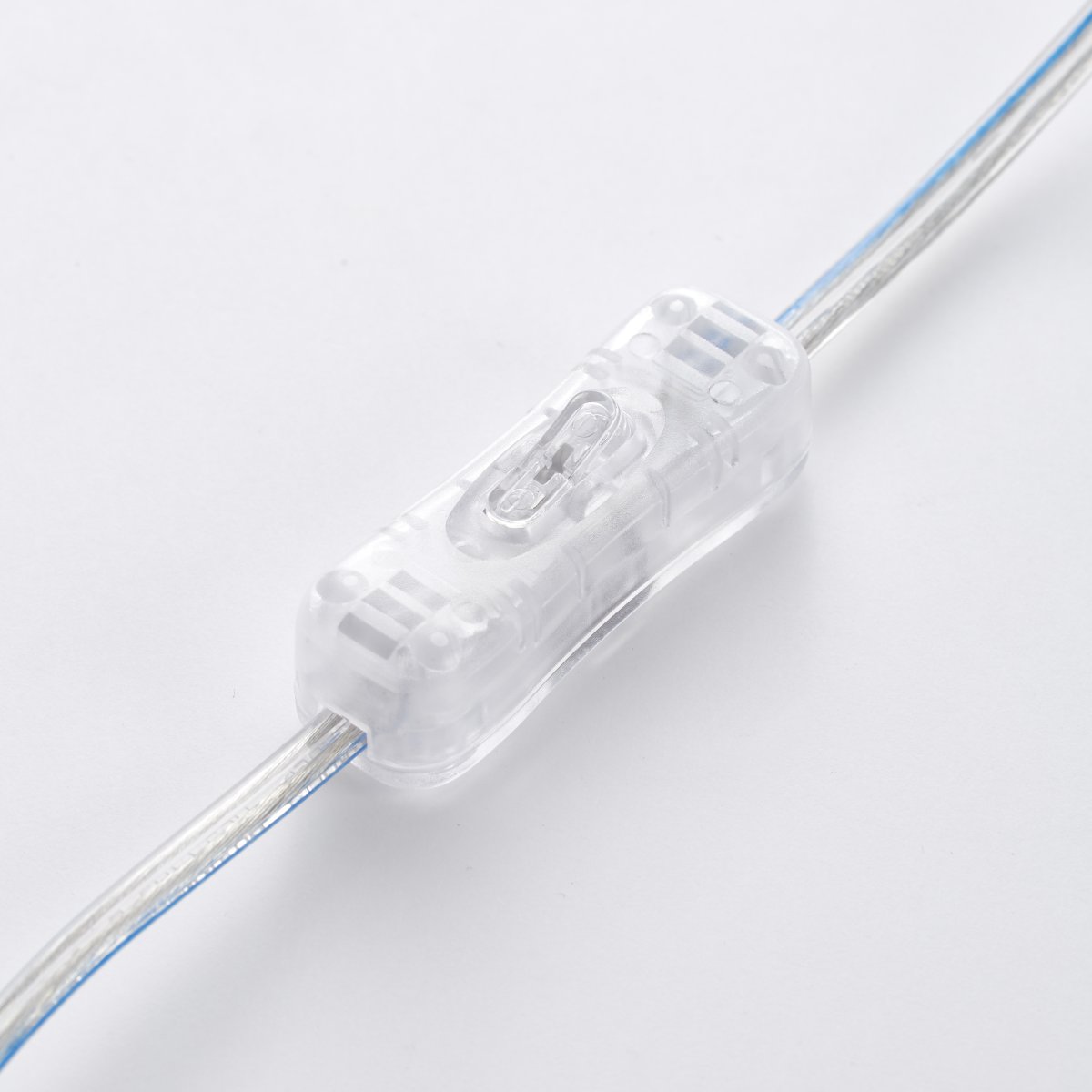 Clarie 25cm Chroom tafellamp Van Brilliant - De lamp heeft een witte textielen kap die zorgt voor een zachte en harmonieuze lichtverdeling.