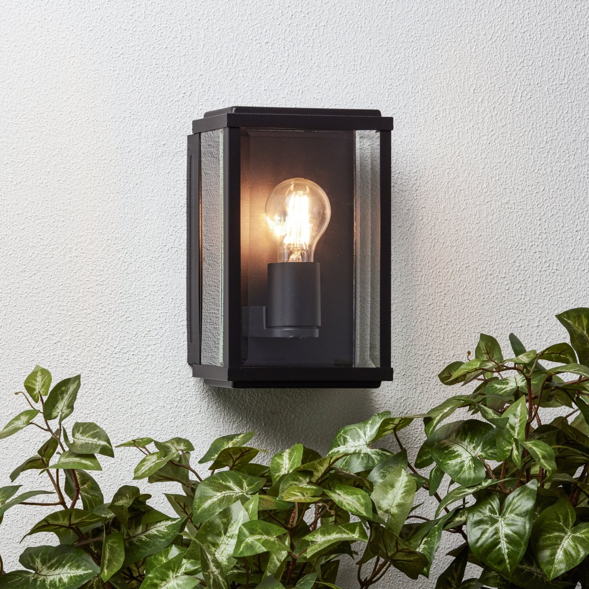 Gaia Zwart buitenlamp Van Brilliant - De Gaia buitenwandlamp is ideaal voor het creëren van functionele en sfeervolle verlichting bij uw voordeur of gevel.