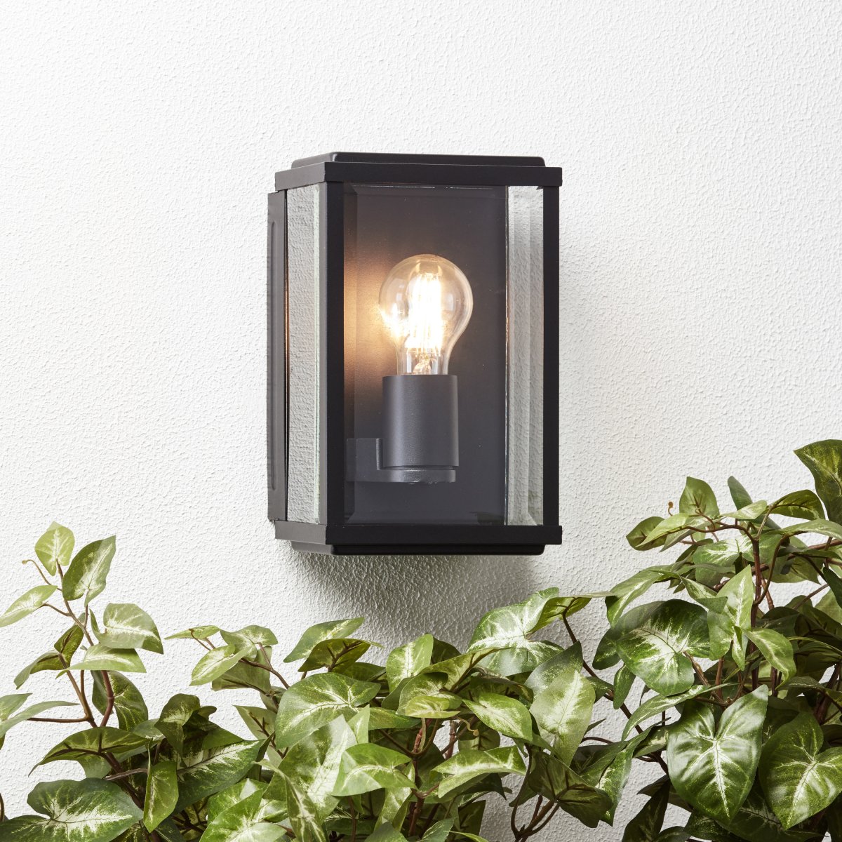 Gaia Zwart buitenlamp Van Brilliant - De Gaia buitenwandlamp is ideaal voor het creëren van functionele en sfeervolle verlichting bij uw voordeur of gevel.