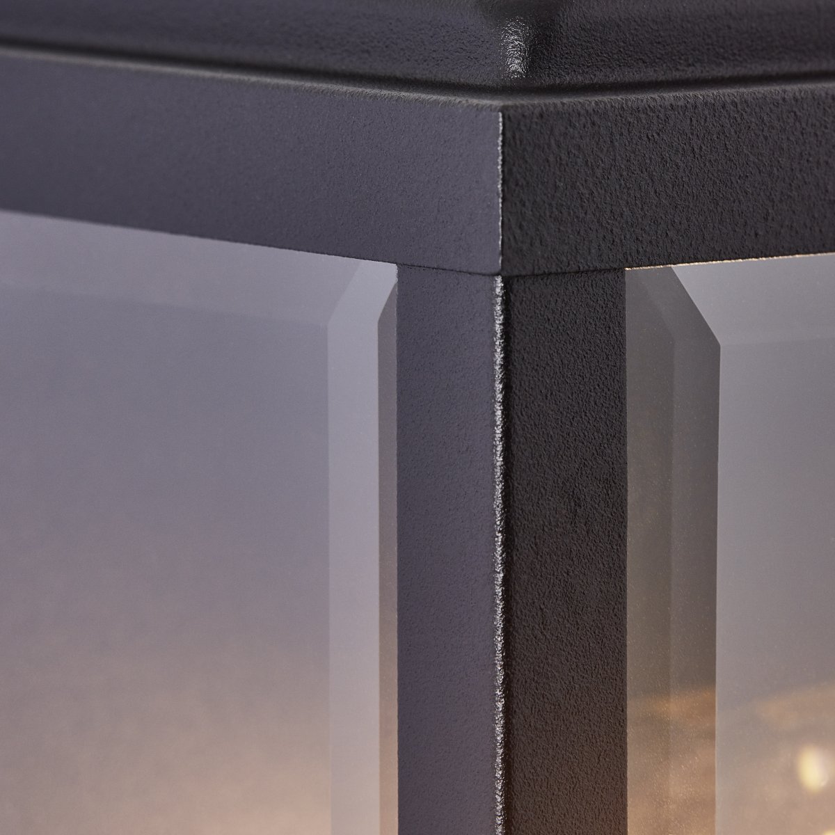 Gaia Zwart buitenlamp Van Brilliant - De Gaia buitenwandlamp is ideaal voor het creëren van functionele en sfeervolle verlichting bij uw voordeur of gevel.