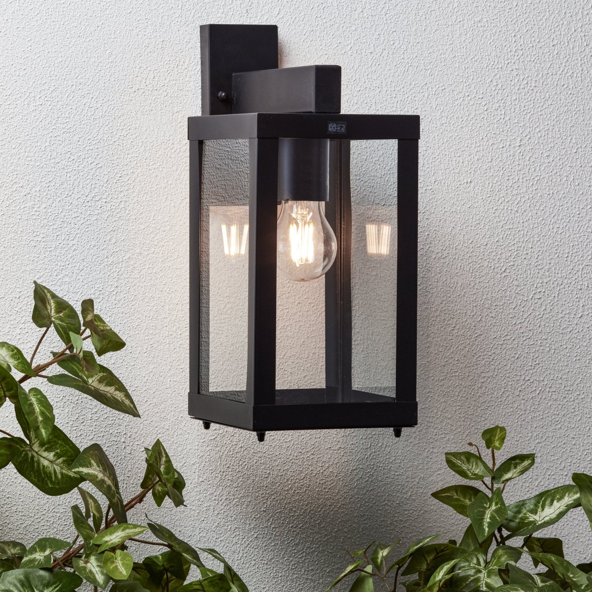 Gaia Zwart buitenlamp Van Brilliant - De Gaia buitenwandlamp is ideaal voor het cre&euml;ren van functionele en sfeervolle verlichting bij uw voordeur of gevel.