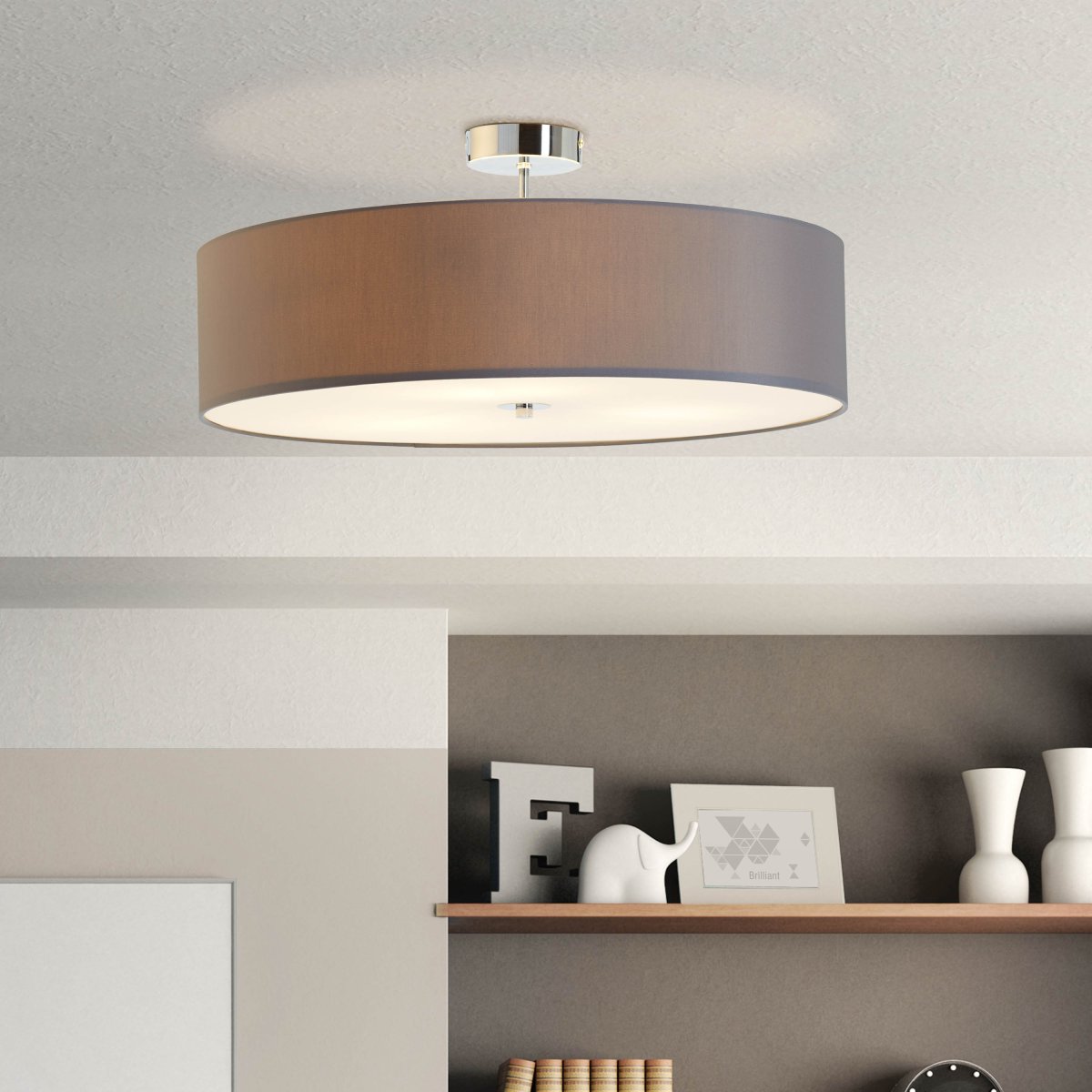Andria Ø60 Grijs plafondlamp Van Brilliant - Door de trendy grijze kleur cre&euml;ert het een prettige sfeer en is het gemakkelijk te combineren met verschillende interieurstijlen.