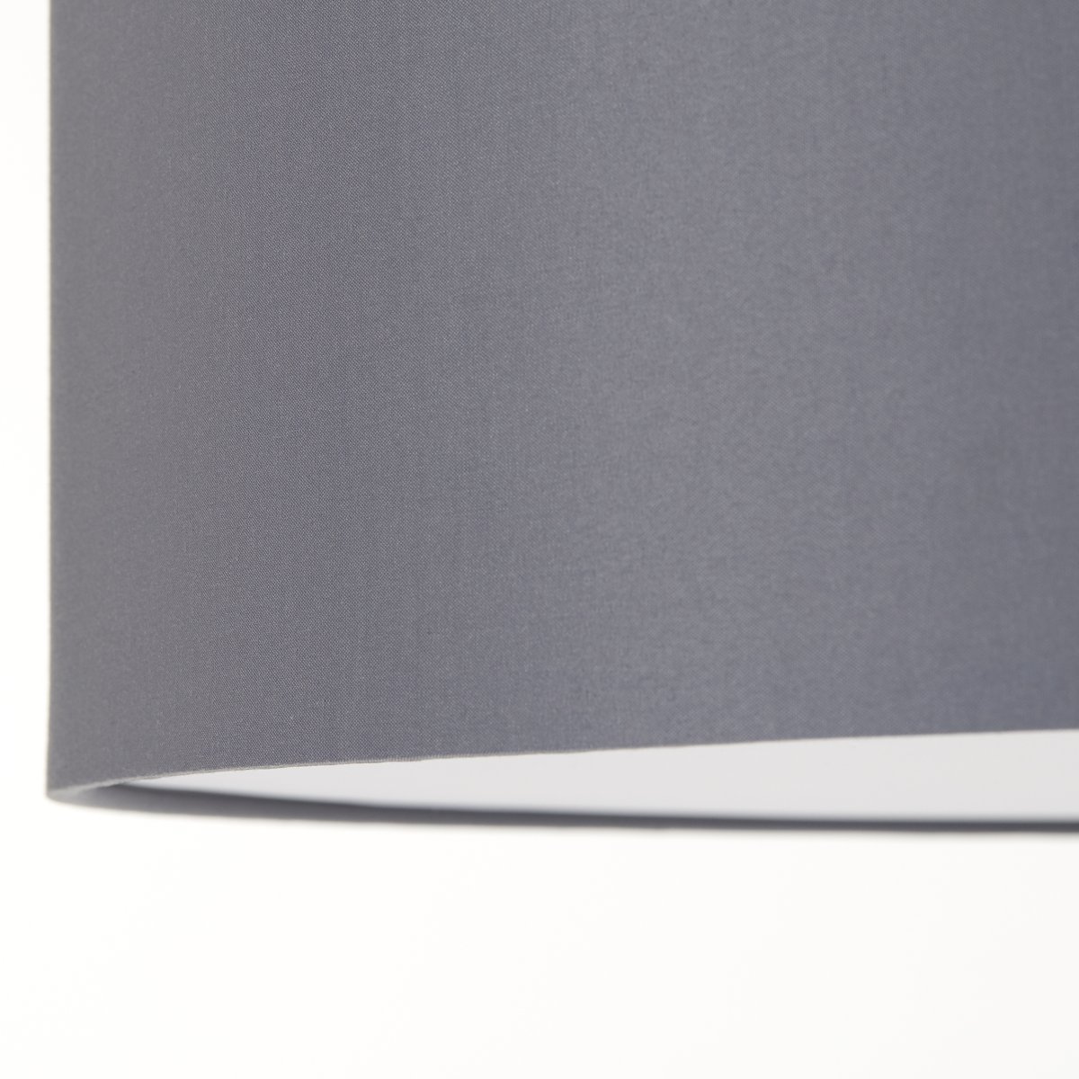 Andria Ø60 Grijs plafondlamp Van Brilliant - Door de trendy grijze kleur cre&euml;ert het een prettige sfeer en is het gemakkelijk te combineren met verschillende interieurstijlen.