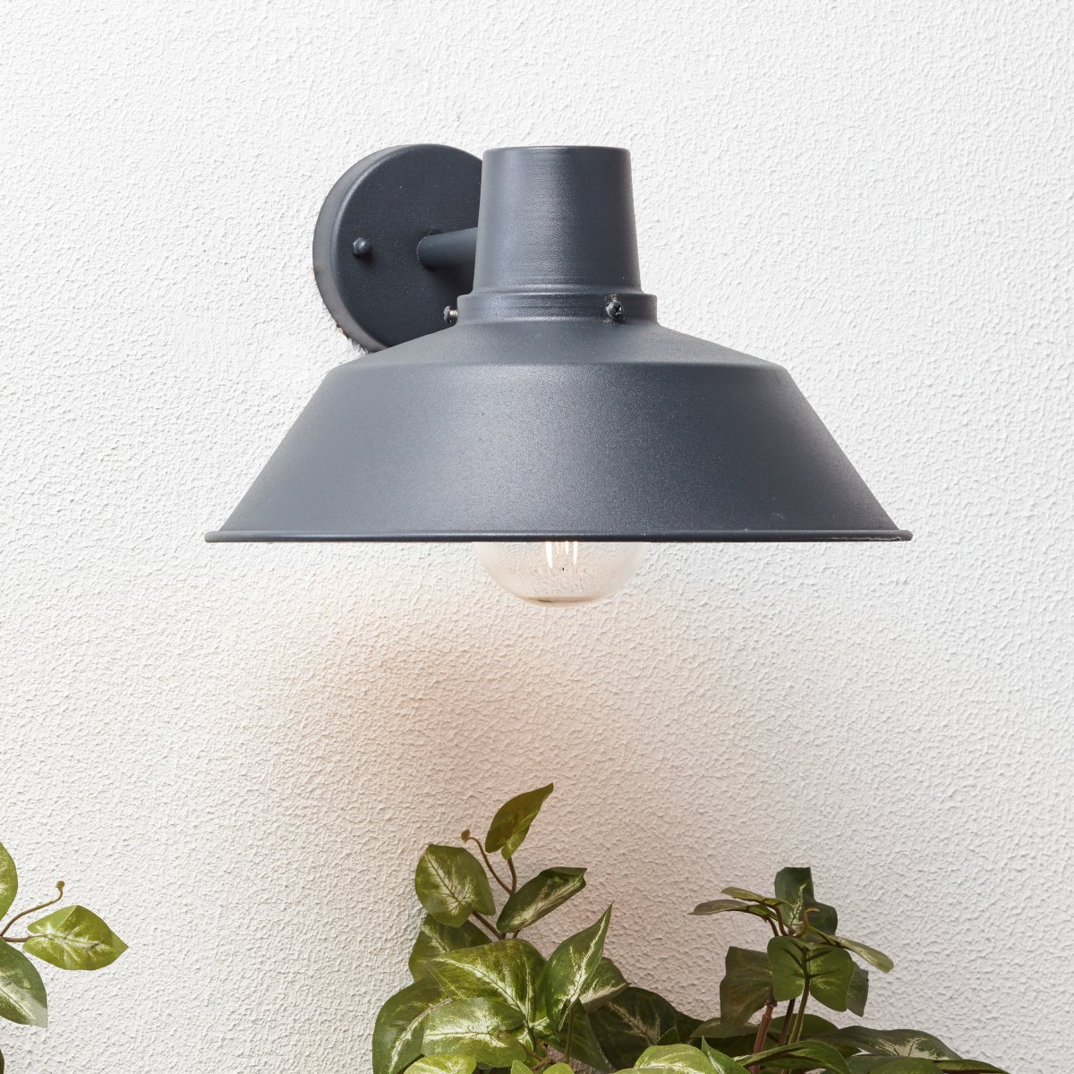Humphrey antraciet buitenlamp Van Brilliant - De Humphrey wandlamp is perfect voor het verlichten van uw entree.