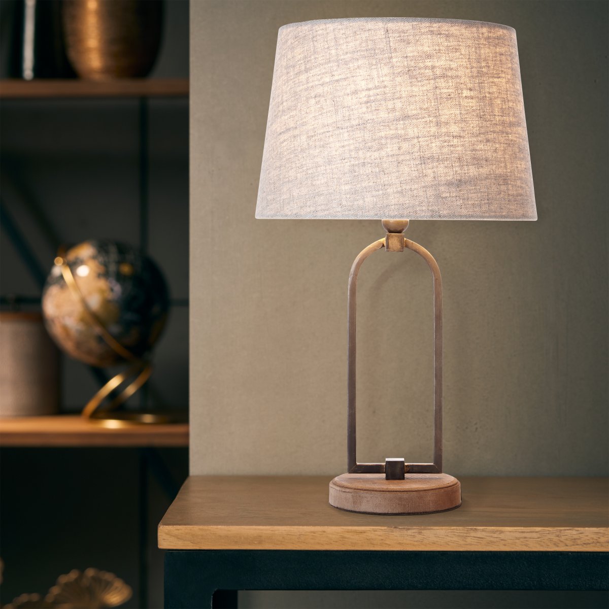 Sora 50cm Beige tafellamp Van Brilliant - De lampenkap van de lamp is gemaakt van hoogwaardig textiel en verspreidt een warm en uitnodigend licht.