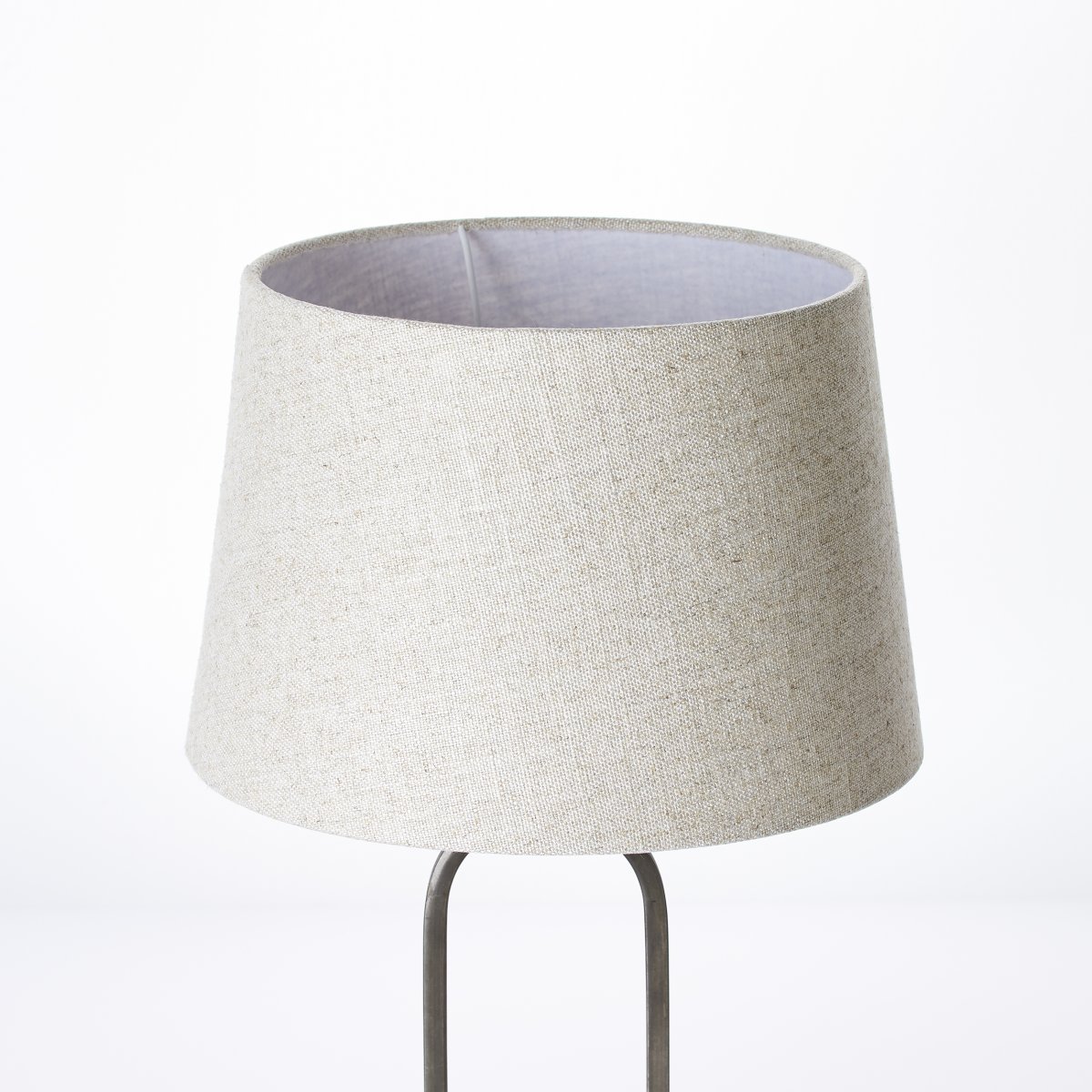 Sora 50cm Beige tafellamp Van Brilliant - De lampenkap van de lamp is gemaakt van hoogwaardig textiel en verspreidt een warm en uitnodigend licht.