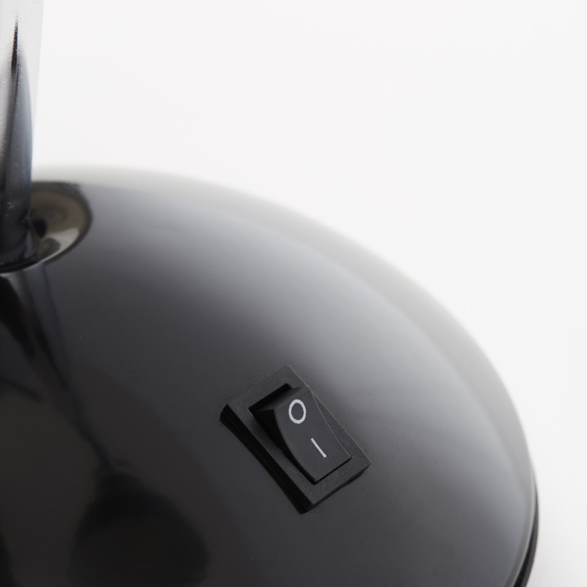 Allison 34cm Zwart bureaulamp Van Brilliant - De lamp heeft een ingebouwde tuimelschakelaar, waardoor u hem eenvoudig aan en uit kunt zetten.