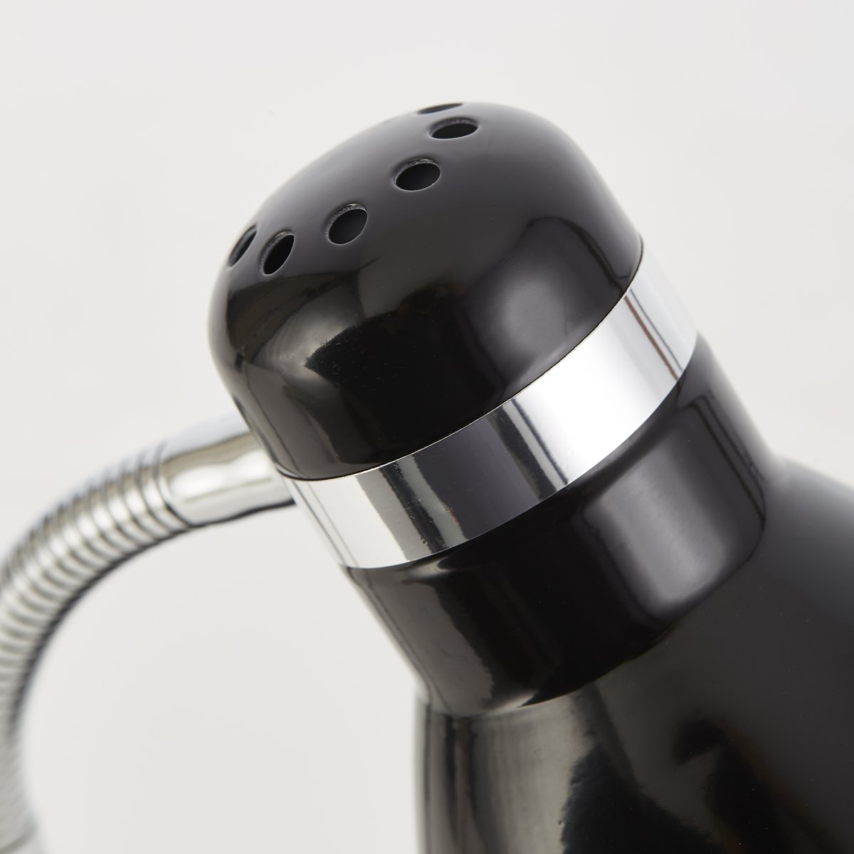 Allison 34cm Zwart bureaulamp Van Brilliant - De lamp heeft een ingebouwde tuimelschakelaar, waardoor u hem eenvoudig aan en uit kunt zetten.