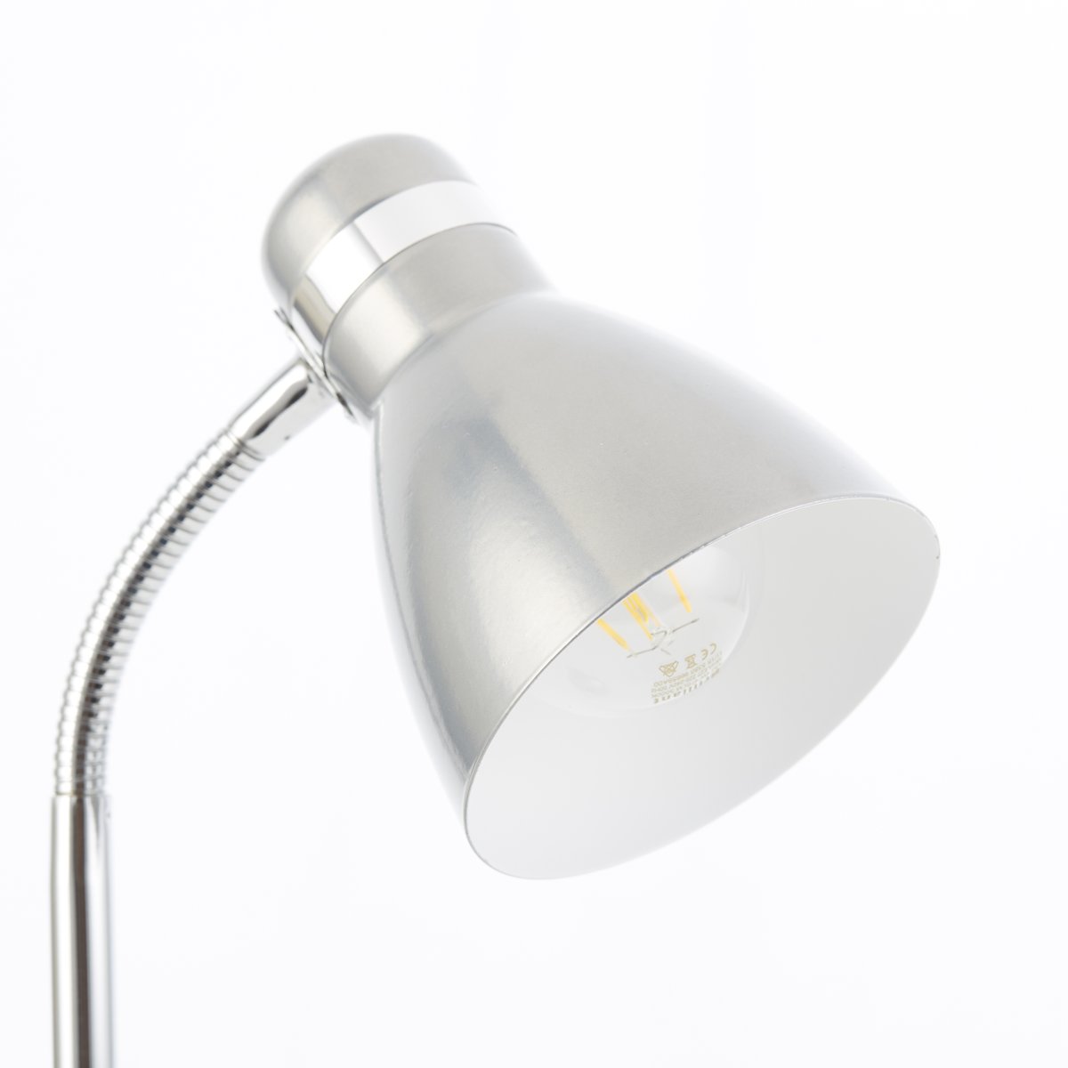 Allison 34cm Zilver bureaulamp Van Brilliant - De lamp heeft een ingebouwde tuimelschakelaar, waardoor u hem eenvoudig aan en uit kunt zetten.