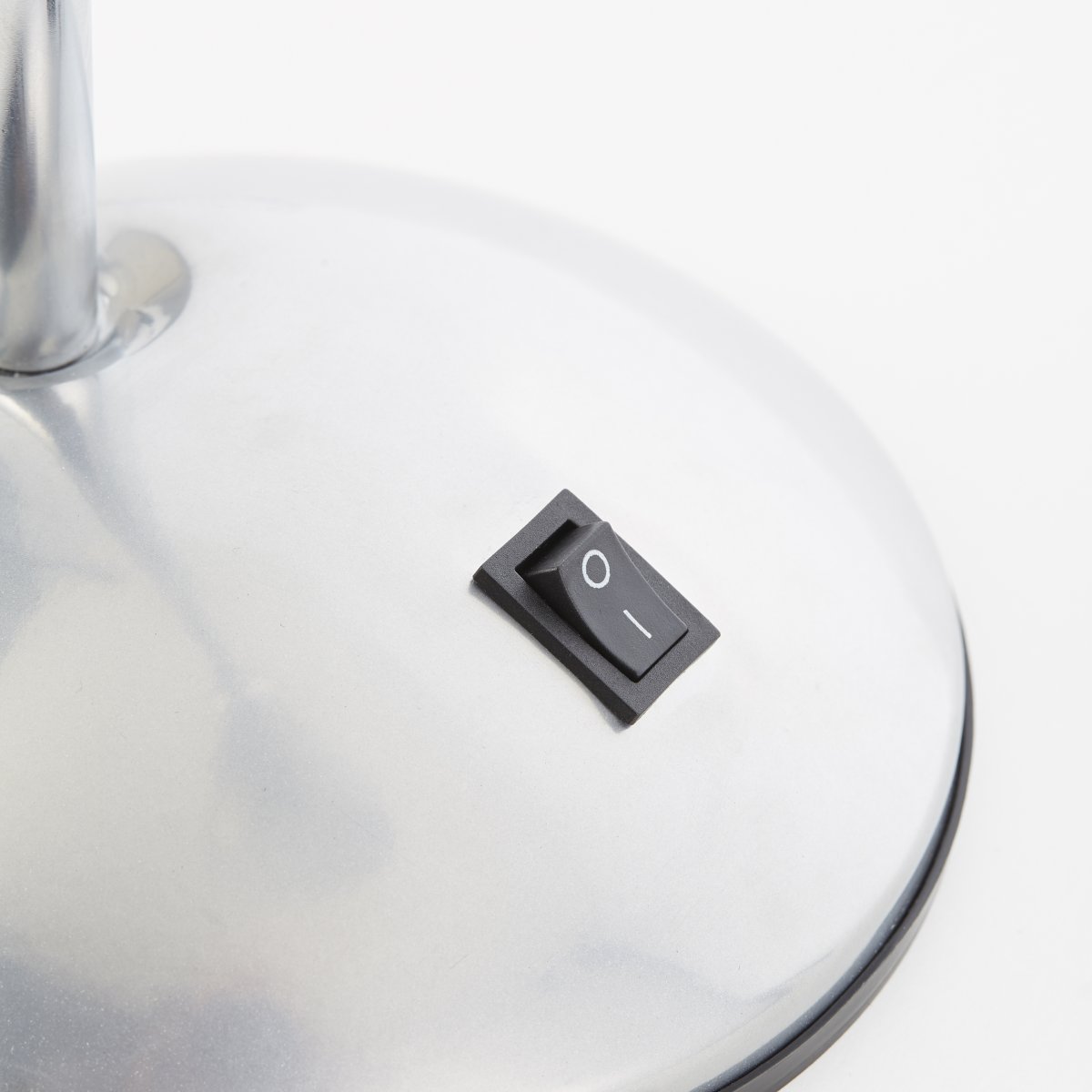 Allison 34cm Zilver bureaulamp Van Brilliant - De lamp heeft een ingebouwde tuimelschakelaar, waardoor u hem eenvoudig aan en uit kunt zetten.