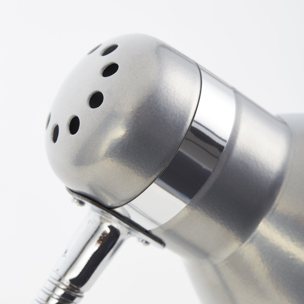 Allison 34cm Zilver bureaulamp Van Brilliant - De lamp heeft een ingebouwde tuimelschakelaar, waardoor u hem eenvoudig aan en uit kunt zetten.