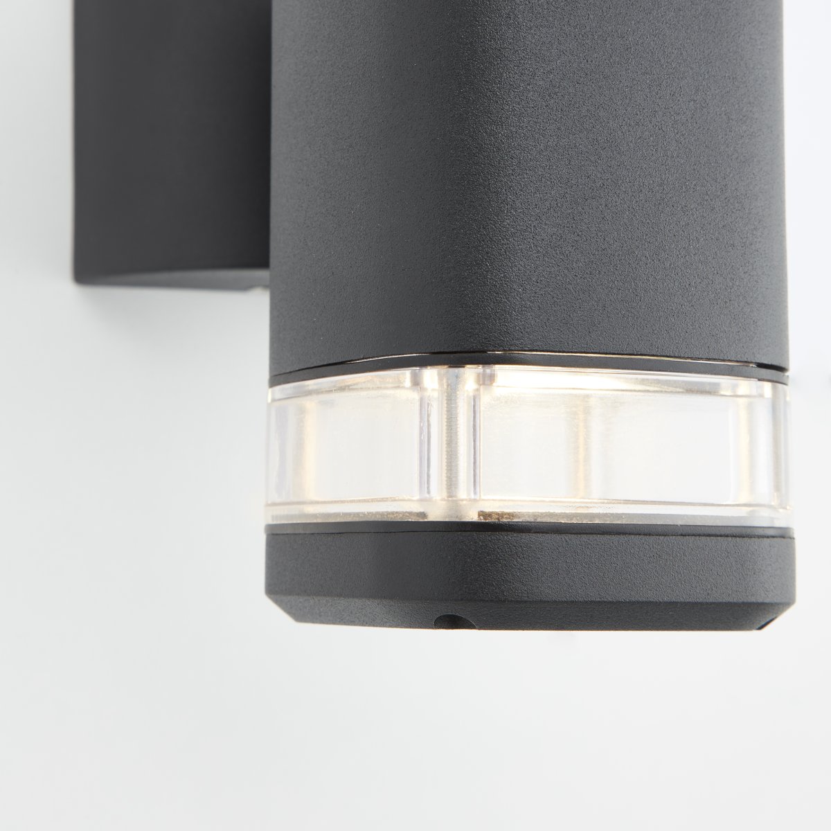 Jandy Zwart buitenlamp Van Brilliant - De Jandy buitenwandlamp zorgt voor zowel praktische als decoratieve verlichting bij de entree van het huis.