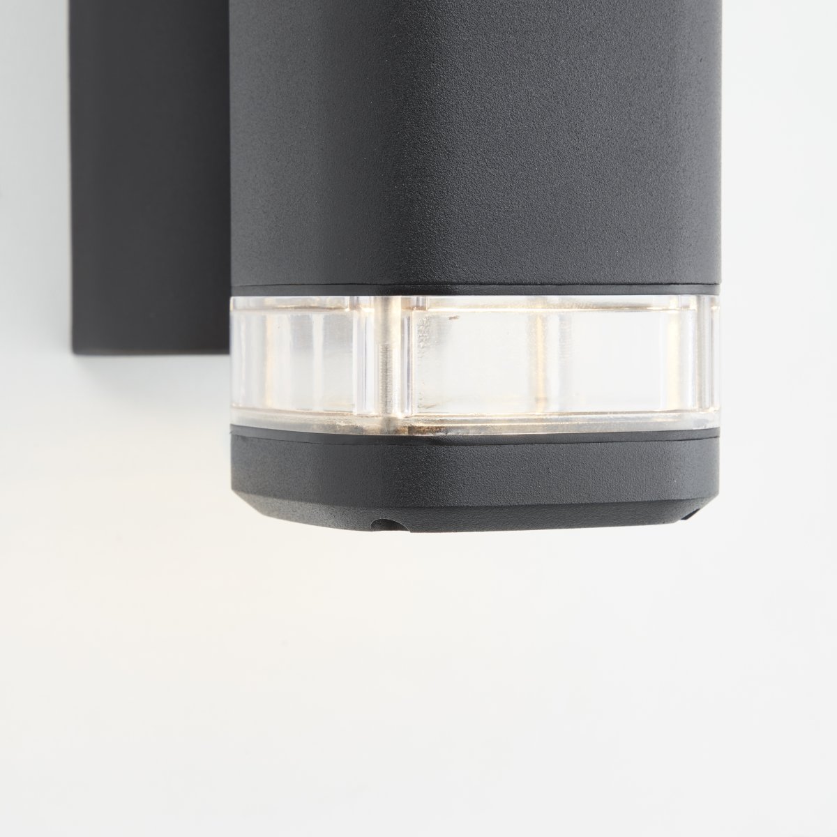 Jandy Zwart buitenlamp Van Brilliant - De Jandy buitenwandlamp biedt zowel praktische als decoratieve verlichting voor uw gevel.