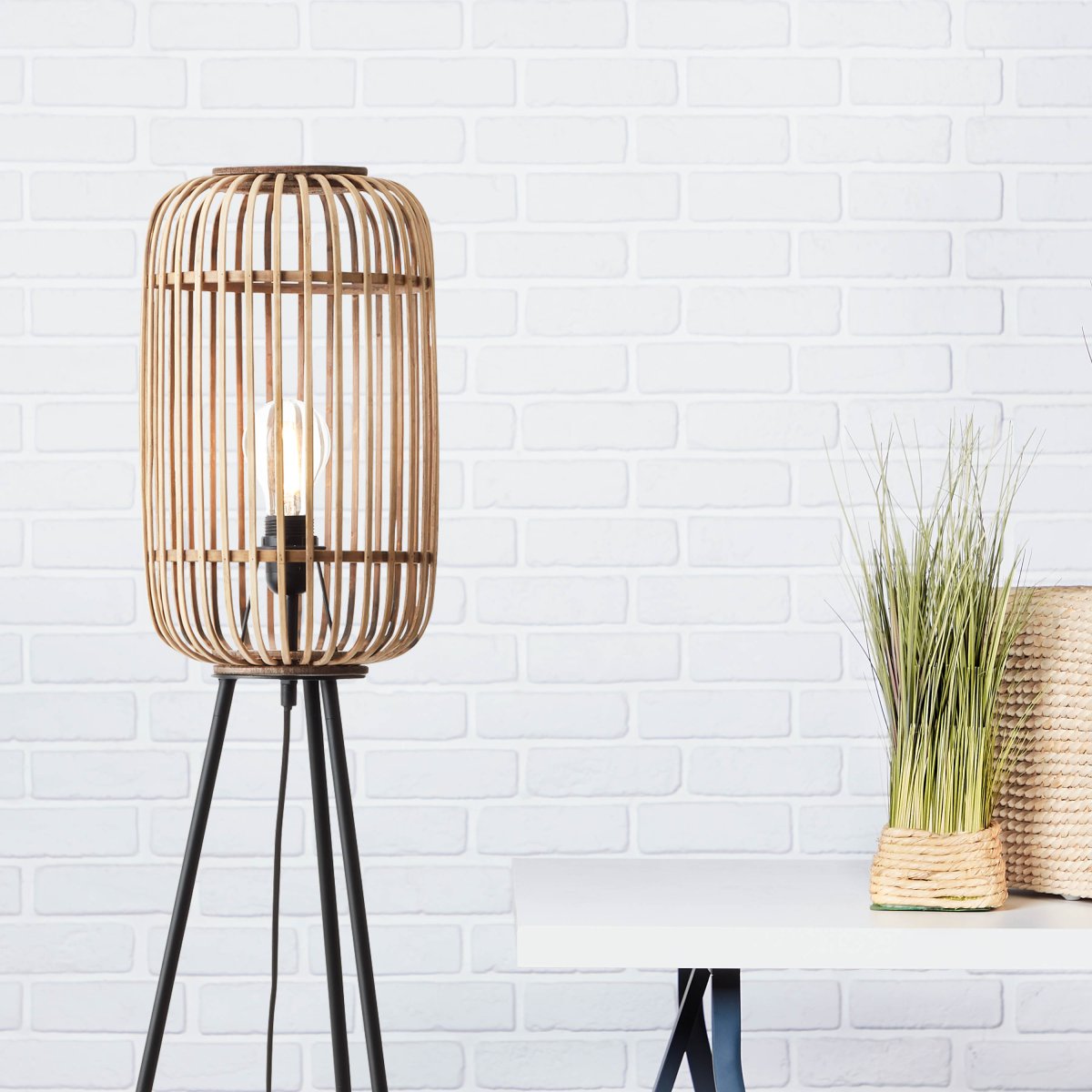 Woodrow Natuur vloerlamp Van Brilliant - De Woodrow vloerlamp past goed in de woonkamer dankzij het trendy, driepotige ontwerp, waardoor de lamp een decoratief element is.