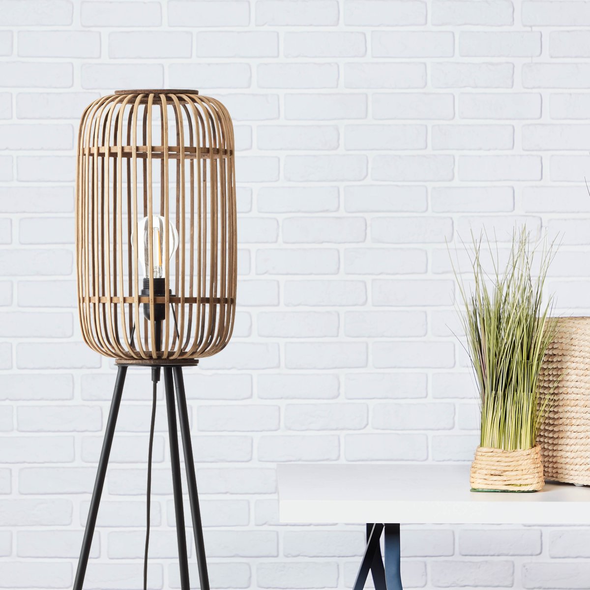 Woodrow Natuur vloerlamp Van Brilliant - De Woodrow vloerlamp past goed in de woonkamer dankzij het trendy, driepotige ontwerp, waardoor de lamp een decoratief element is.